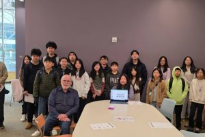 Group_of_people_in_a_room Group_of_people_in_a_room