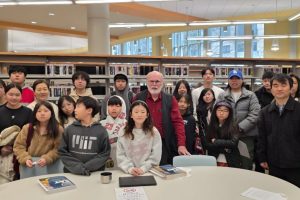 Group_of_students_and_adults_in_library Group_of_students_and_adults_in_library
