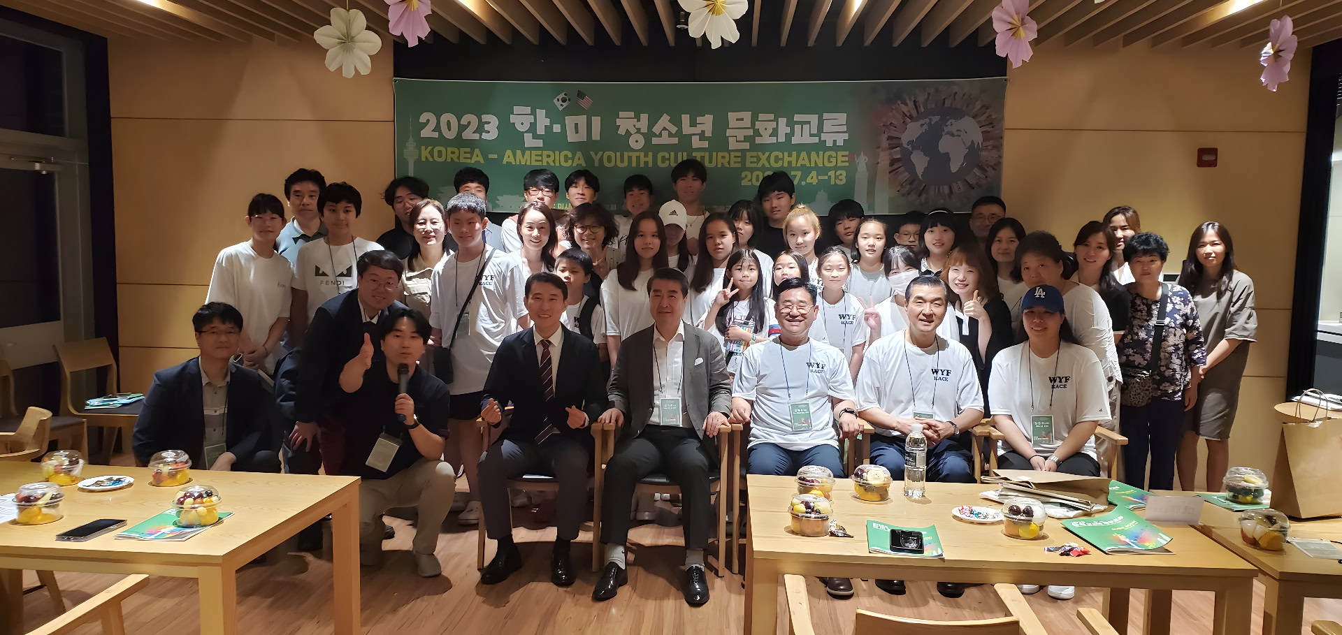 Group_photo_at_cultural_exchange_event